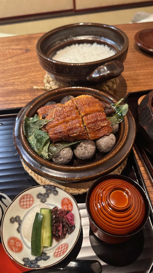 One of the best unagi bowls I’ve had in Kyoto. @unagiya_segawa is tucked away in Kyoto’s Karasuma area and you could try multiple variations like their Special Unaju (one whole eel) with clay pot rice that is served on hot lava rocks and special Hitsumabushi. Definetly a must try if your in Kyoto, Japan!

📍Unagi Segawa, Kyoto, Japan

#japan #kyoto #japanesefood #kyototravel
