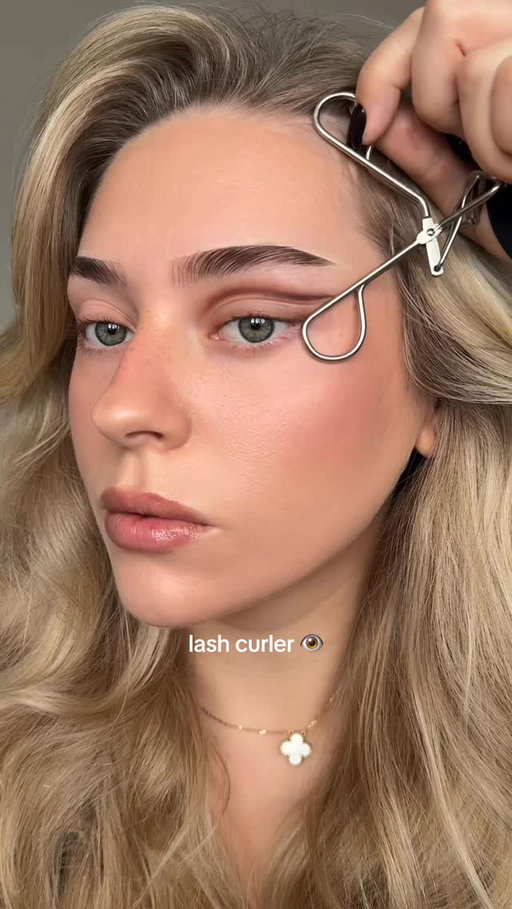 two eyeshadow hacks: lash curler VS scissors, which looks better? 💋 
products:
@natashadenona Eye Sculpt Texture and Tone Eyeshadow Palette: Dramatic
@lorealparis paradise big deal mascara in black 
@makeupbymario E6 dual ended eyeshadow brush 
#makeup #makeuphacks #eyeshadowtutorial #beautyhacks #begginermakeup #beautyhacks #makeuptutorial