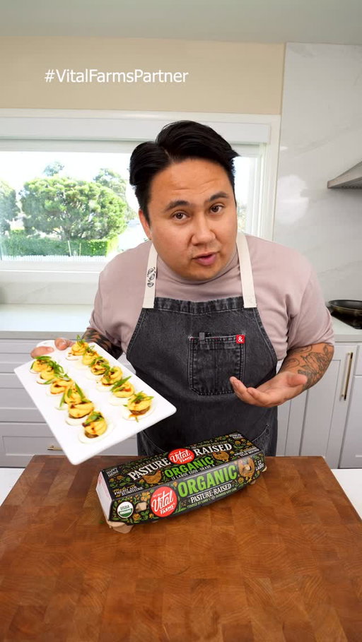#VitalFarmsPartner I’m partnering with @vitalfarms to make my friendsgiving contribution, dumpling deviled eggs!

Ingredients:
- Eggs
- Vital Farms Eggs (6)
- Mayo (3 tbsp)
- Salt (tt)
- Chili Oil (1 tbsp)
Filling 
- Ground Pork (¼ lb)
- Garlic (2 cloves)
- Ginger (1 tsp)
- Soy Sauce (1 tbsp)
- Sesame Oil (1 tsp)
- Salt (tt)
- White Pepper (½ tsp)
Green Onion (1