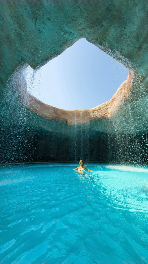 ➡️ Follow @voyagefox_ for more travel tips 🌍 | This new luxury all inclusive resort in Turkey completely blew me away ✨

If you’re looking for some sunshine this autumn / winter this resort is a great place to relax & unwind. 😌

- 🍽️ 20+ top notch à la carte Restaurants
- ✨ exclusively designed suites with insane views
- 💦 unique pools and beach clubs for families & those seeking quietness
- 💃 world class shows, DJs & international superstars (Jennifer Lopez gave a concert here recently? 🤯)
- … and so much more - EVERYTHING INCLUDED 🤩

A stay at the Regnum The Crown simply leaves nothing to be desired 🤩

#RegnumTheCrown #antalya #türkiye #turkey #holiday luxury all inclusive resort in Turkey, beach holiday getaway