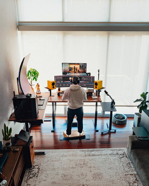🖥️ Back at the Desk 👨🏻‍💻

This week’s been a mix of design work, edits, and a few new projects in the pipeline.
Trying to keep things balanced between the 9-to-5 grind and content. 😅

Been spending more time around the studio lately, dialing in the setup and workflow.
Still pushing myself to release more long-form videos and feel more natural on camera.

One step at a time. ✍🏻🔥

#contentcreator #desksetup #creativespace #homeoffice #workstation #studioinspiration #productivitysetup #dreamsetup