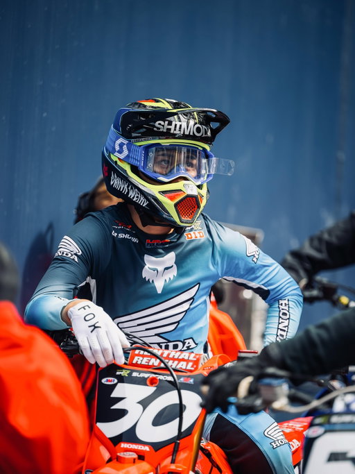 Finally done deal! 📄✍🏻

Proud to be announcing to create new chapter with @hondaracingcorporation for next year, team has taught me so many things not just a bike stuff but to grow as individual, really Excited to achieve big goals with the crew and to make progress, I love where I’m at 🫶🏻

Also thank you to all the people that is behind me love you guys as always 🙏🏻
