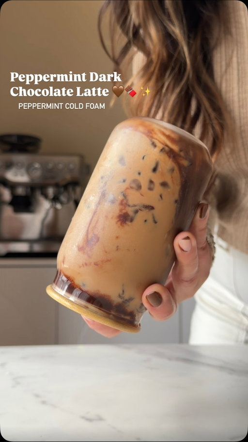 Peppermint Dark Chocolate 🤎
/Peppermint cold foam 🤤 

Recipe: 
1 tbsp Dark Chocolate 
1/2 tsp Peppermint Syrup 
2 shots of espresso - FOR THIS ONE I’M USING Laos Premium Bold dark roast with chocolate, caramel & burnt sugar notes. (It’s perfect) Check them out and thanks me later 🤎🫠✨
Website 🔗 https://whosbrewshop.com/product/laos-premium-naga-geisha/

Add milk and mix it 
Dark chocolate drizzle and Ice 
Cold foam ✨
3 tbsp heavy cream/2 tbsp milk + 1/2 tbsp Peppermint Syrup 
Enjoy it 🫶🏻

#coffee #icedcoffee #cafe #peppermint #latte #peppermintmocha #geviicemaker