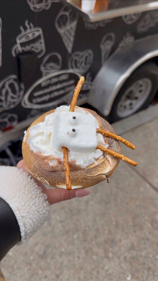It’s officially hot cocoa season in Boston. ❄️☕️ @snacksboxboston