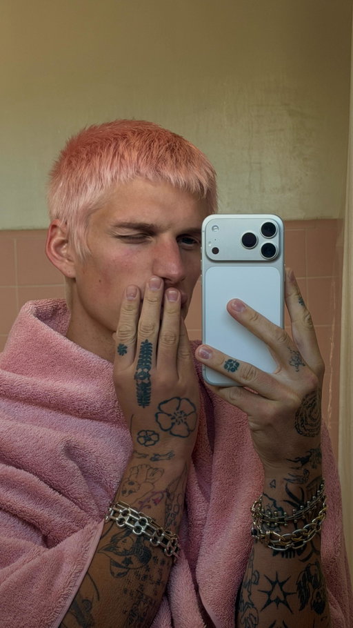 I can’t unsee it 😭😭😭😭 

#pinkhair #rihanna #katemoss #jefreestar