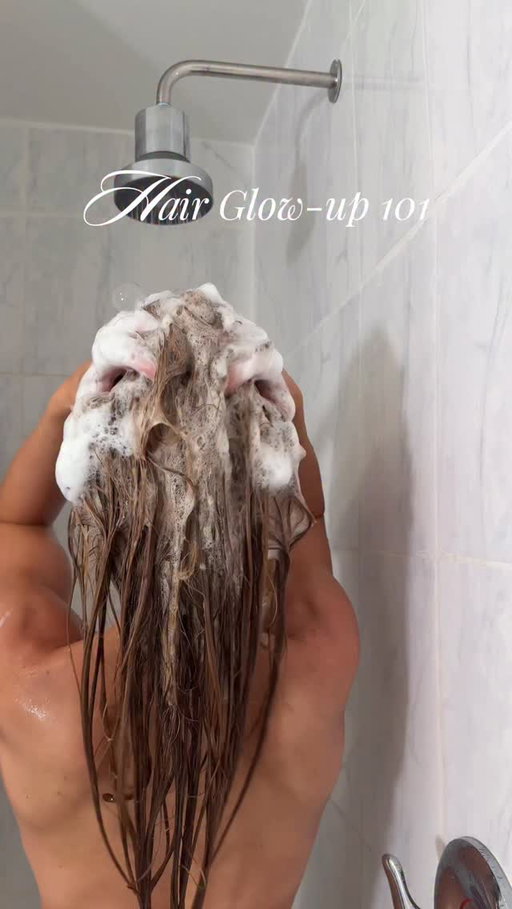 Hair glow-up 101: a weekly hair detox using @theouai’s detox shampoo with apple cider vinegar for an intense clean #ouiadetoxshampoo #hairglowup #ouiapartner
