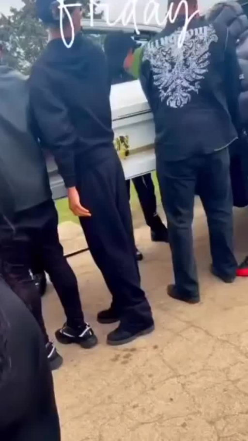 A man stopped in the middle of carrying a family member’s casket after he didn’t recognize a pallbearer carrying the casket with the rest of the family he then called him out. 👀

“Who the f*** is him”