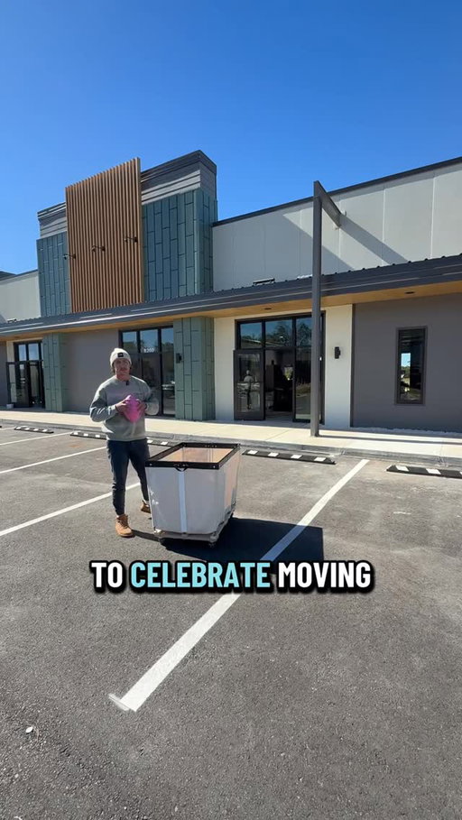 Over the Warehouse Challenge!

To celebrate moving into the new warehouse with  @thedimelab , I decided to see how many footballs it would take for me to throw over the building and into a basketball hoop.

Watch til the end 👀👀👀