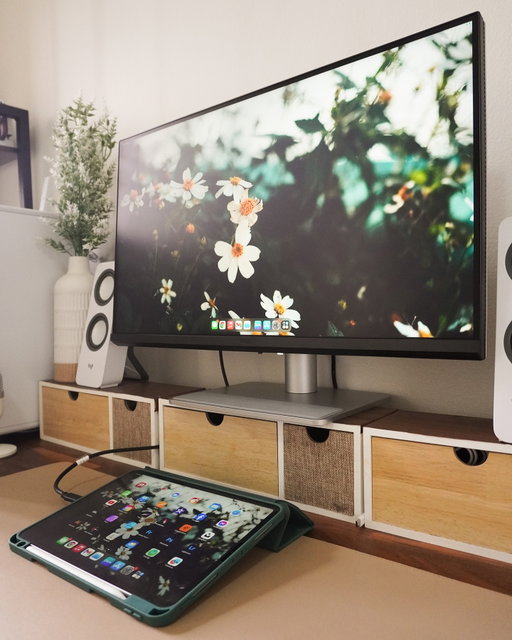 The perfect monitor if you use multiple devices. Thank you to @benqau for allowing me to test out the MA270U monitor. 

Here’s why I’ve been loving it:

🤎 The Display Pilot 2 makes controlling all monitor settings so incredibly easy and it’s streamlined across your devices.

🤎 You can easily connect your Mac or iPad
using a single USB-C type cable

🤎 The display is colour accurate for Mac!

🤎 It has a beautiful sleek and minimal design, which fits perfectly into the Mac aesthetic.

Definitely worth checking out if your in the market for a new monitor ☺️

#benq #benqaus #macmonitor #monitorformac #desksetup #setup #deskspace