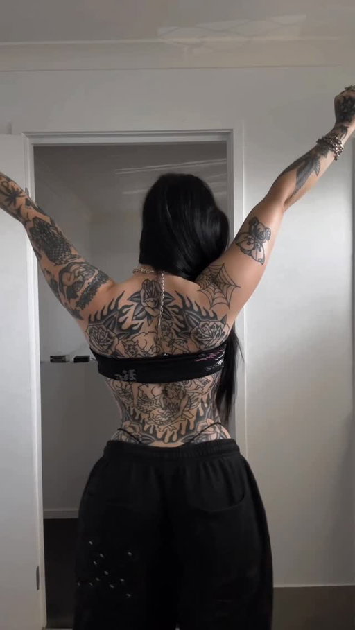 @civilregime bandeau fan club 🙂‍↕️
.
.
.
CIVIL REGIME 50% OFF SITE WIDE BLACK FRIDAY SALE!!! DROPS 14/11 12PM PST 📢📢📢 60% off stacked with my code NIKKI 🖤 #rosesfromconcrete #civilregime