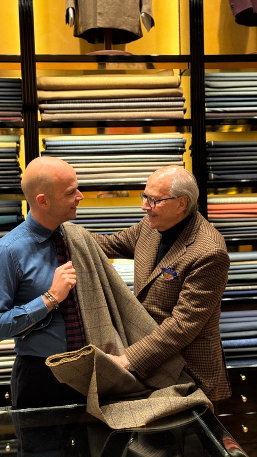 Quando incontri tuo padre per caso e parte il video… buona la prima! 🎬

When you bump into your father by chance and start filming… first take, nailed it! 🎬

@rubinacci_official The Art of Tailoring 🪡 

#Rubinacci #FamilyStyle #ItalianElegance #FatherAndSon #MenswearStory #TimelessStyle