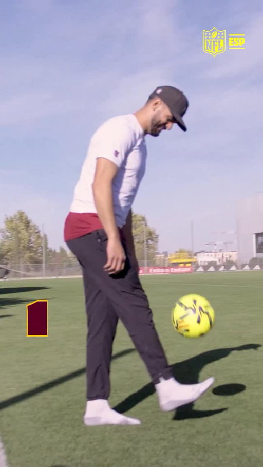 juggling the ball⚽️ with Marcus Mariota 
Dando toquecitos al balón ⚽️ con @motiv8foundation 

#nflespaña #nflmadridgame #LALIGAXNFL