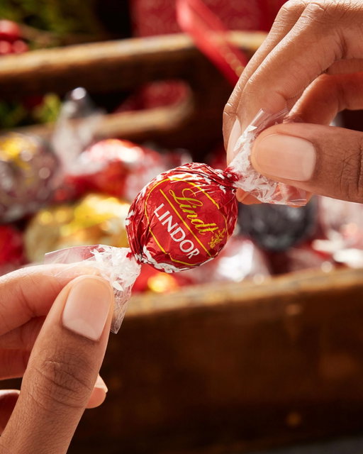 Gratitude is even sweeter with chocolate. 🍫❤️ ⁣
⁣
Tag someone you’re thankful for. We will then randomly select a few participants to receive some Lindt treats!🍫💫⁣
⁣
#WorldKindnessDay #Gratitude #LindtChocolate #SpreadKindness #SweetMoments #ChocolateLovers #KindnessMatters #ShareTheLove