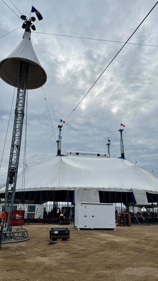 Le Grand Chapiteau est maintenant érigé à Paris! ✨ L’univers envoûtant d’Alegría vous attend sur Chatou dès le 20 novembre! 

The Big Top is now up on the Ile des Impressionnistes (Chatou)! ✨Experience the pure magic of Alegría in Paris from November 20th!