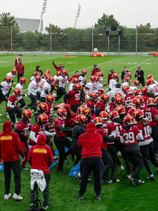 🏈  Washington @Commanders train at Real Madrid City!
👊 ¡Entrenamiento de los Washington Commanders!