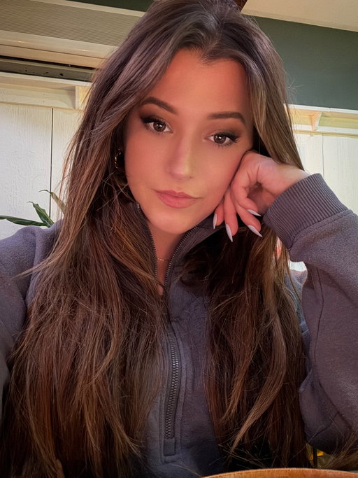 Eye contact ✨

#sweeettails #streamer #pretty #makeup #ootd #instagood #gaming #gamergirl #browneyes #brunette #fall #hair