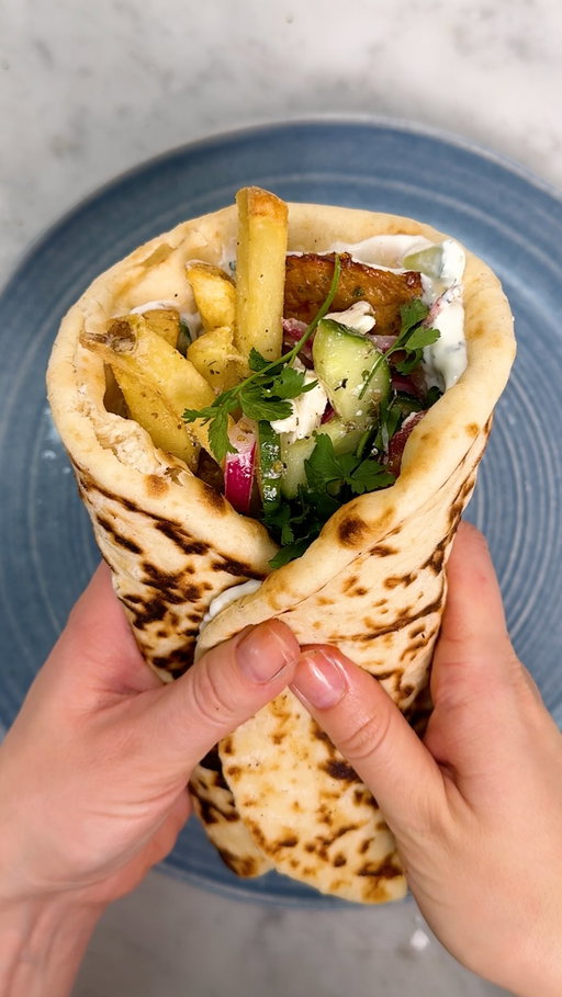 One-tray Greek chicken kebabs? Absolutely.

@nellskitchn created this herby chicken kofta in one pan for the easiest fakeaway ever. Wrap it up with tzatziki + Greek salad and thank us later. It’s the perfect mid week dinner (or weekend dinner)

Link in bio for the recipe!