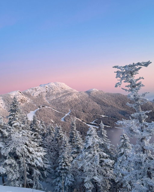 And just like that, the Green Mountains aren’t looking so green. ❄️👀

📸: @michysmindfulnessmission