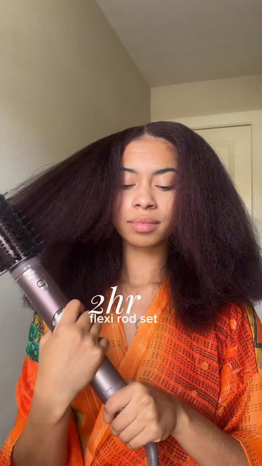 current hair fixation: flexi rod sets 🌀✨ now i know i dont have to sleep with them overnight, i can just use my hair dryer :)) 

what style should i do next girls? 

#naturalhaircommunity #naturalhaircare