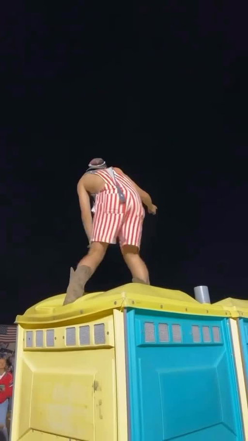 F*nt fold on the porta potty is crazy work