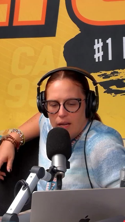 Angélica nos suelta otra confesión, ahora sobre su primera alfombra roja y el outfit que escogió. #LaValeShow