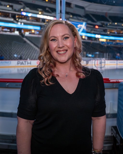 The Empyrean book series author and big @coloradoavalanche fan @rebeccayarros is in the house tonight for Fourth Wing Night! 📖