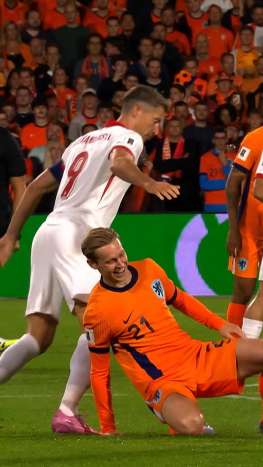 When club brotherhood meets national rivalry. 😁👀

#NothingLikeOranje #POLNED 🇵🇱🇳🇱