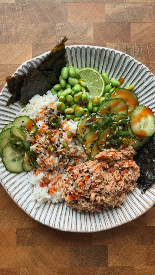 SPICY TUNA BOWL

A healthy, high protein, 10 minute BANGER.

▫️1/4 cucumber, thinly sliced
▫️1 spring onion, finely sliced
▫️splash of dark soy sauce
▫️splash of rice vinegar
▫️drizzle of honey
▫️1 tin tuna
▫️2 tbsp light mayo
▫️2 tsp crispy chilli oil
▫️juice of 1/2 lime
▫️1/2 pouch jasmine rice
▫️handful of shelled edamame
▫️1 sheet nori, torn
▫️sriracha

1. In a small pot, combine the sliced cucumber with the soy sauce, rice vinegar, honey and spring onions. Seal and shake until fully coated.
2. In another bowl, combine the tuna, mayo, lime juice and chilli oil. Mix until well coated.
3. Microwave the rice according to packet instructions. Thaw the edamame if necessary.
4. Assemble bowl, finishing with a drizzle of sriracha or sweet chilli.
ENJOY!
.
.
.
.
#quicklunch #easylunchideas #tunaricebowl #tunabowl #sushibowl #spicytuna #dinnerideas #healthyrecipes #easyrecipes