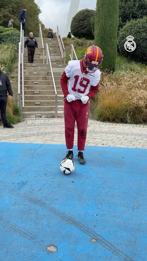 😂 Try not to kick the ball challenge ft. @Commanders 🏈
⚽ ¿Serán capaces de resistir la tentación de chutar el balón?