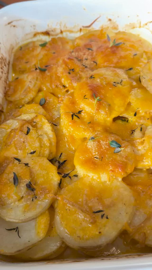 This is the PERFECT Thanksgiving side! Half Baked Harvest’s Cheesy French Onion Scalloped Potatoes serves 6 and is the ultimate pick for this year’s spread. Get everything you need to make this tasty twist on a classic side dish delivered to your doorstep by Home Chef!