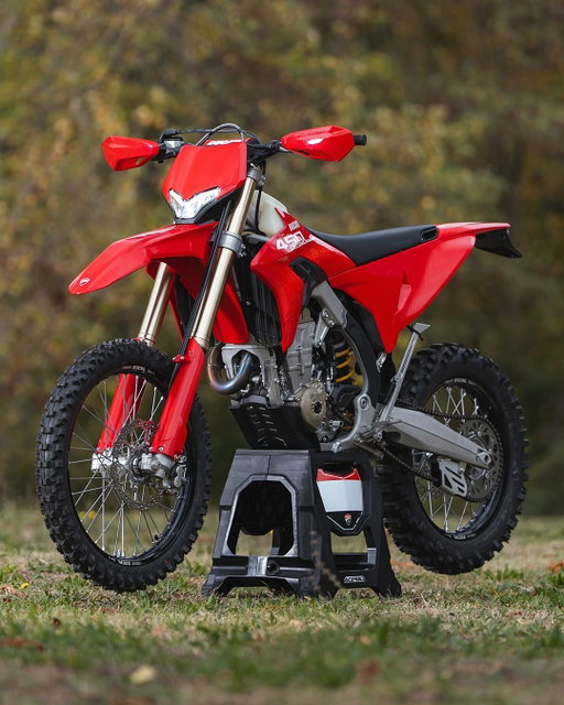 Street-legal Enduro, coming soon. 

Desmo450 EDS is built for world-class enduro riding, in street-legal format. 

> 18” rear wheel
> 2.25 US gal (8.5 L) fuel tank
> Handguards, skid plate and side stand. 

See link in bio for more information and to stay informed.

#Ducati #Enduro #Desmo450EDS