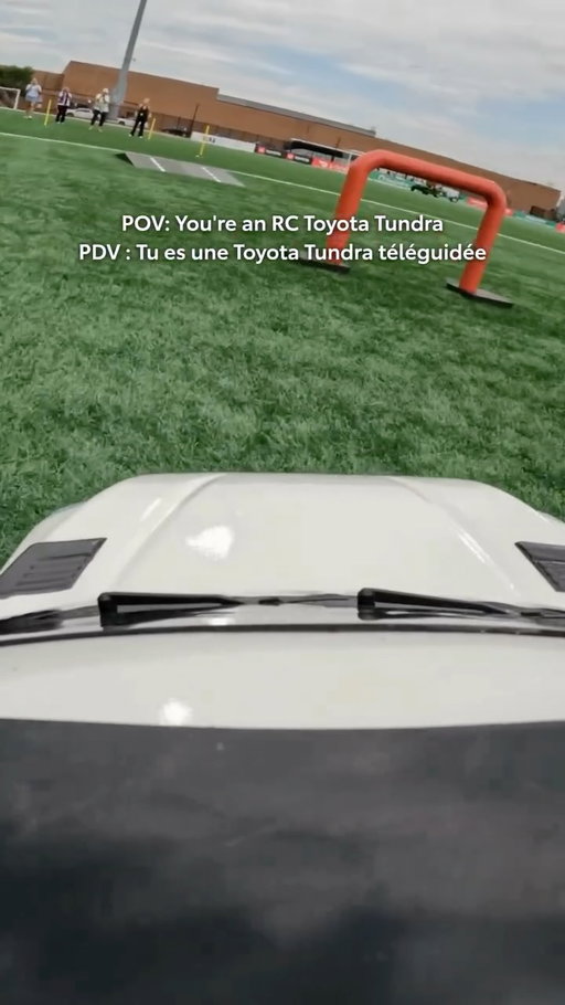 Does whipping around a @northernsuperleague game at half-time count as off-roading? Get the POV from our remote-controlled Tundra ⚽

Faire le tour du terrain d’un match de la @northernsuperleague à la mi-temps, est-ce que ça compte comme du hors route? Découvrez le point de vue de notre Tundra télécommandé ⚽