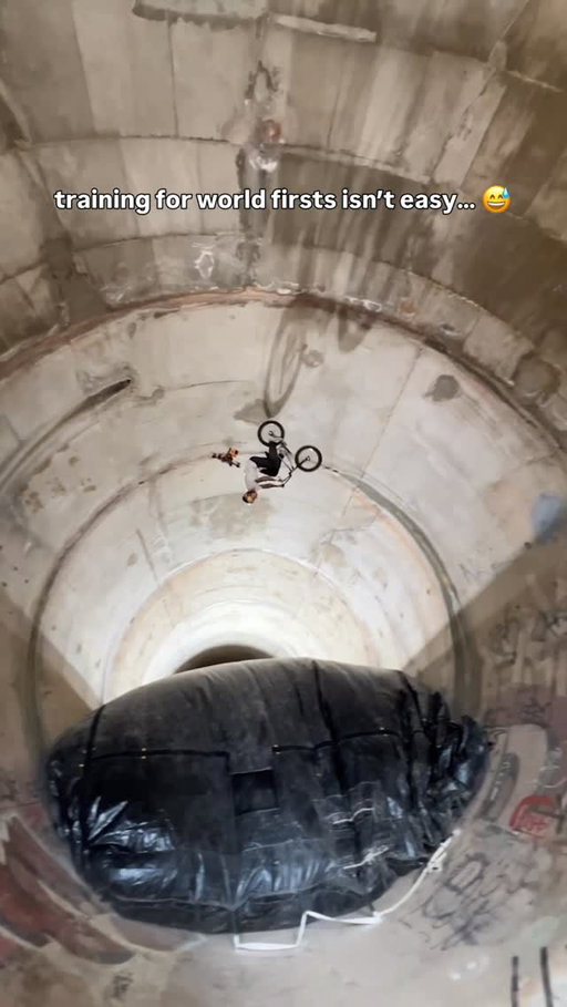 a lot goes into becoming legendary 💪 

💨: @georgentavou, @ellietsmart, @seanmaccormac, @diassandro, and @costadario 

#WorldFirst #ExtremeSports #Sports #RedBull #GivesYouWiiings