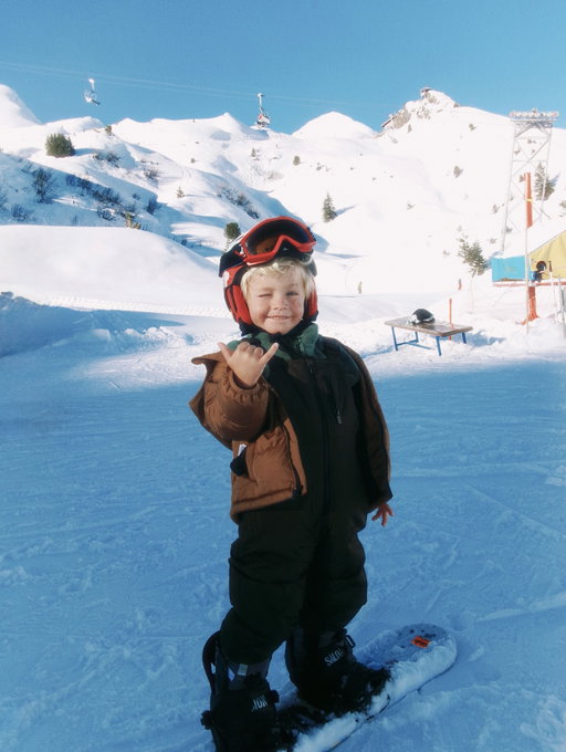 That shaka snowboard picture of Knox is going viral all over the place right now! One of his most iconic pictures for sure. These shots are from the first time we took the kids on a snow trip to Switzerland. Some of the happiest memories of my life! Making me want to book a last minute winter trip 👀