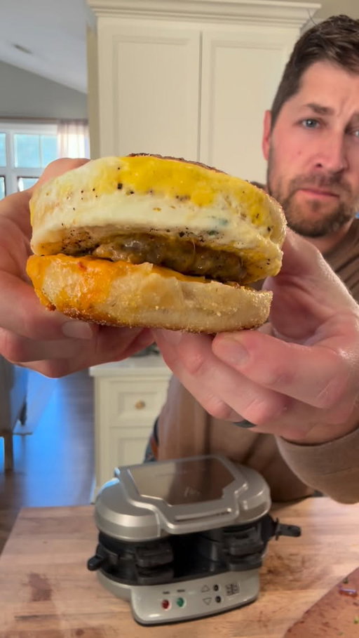 Two is better than one!

#ad This Duel Breakfast Sandwich Maker from @hamiltonbeach is great for families!

Efficient and tasty breakfast, every time!

For my sandwich:
English Muffin
Sausage
Spicy Cheese
Egg
Jalapeno

Enjoy!!

#sandwich #breakfastsandwich #hamiltonbeach #explore