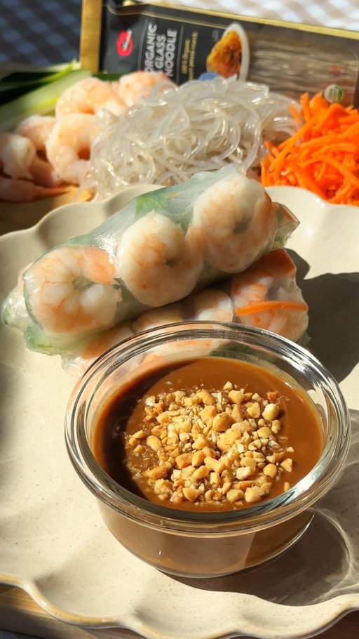 one of my all time favs~ 

recipe:
rice paper
ofood glass noodles
carrots
cucumbers
lettuce
thai basil
shrimp, cooked and sliced

peanut hoisin sauce:
3 tbsp peanut butter
2 tbsp hoisin sauce
a splash of rice vinegar
1–2 tbsp hot water (to thin to your liking)
optional: a pinch of sugar for balance and a bit of chili crisp or sriracha if you want heat

instructions:
cook the glass noodles according to the package, then rinse under cold water so they stay springy. prep all your veggies into thin strips to make rolling easier. quickly dip the rice paper in warm water until just softened, then layer on lettuce, noodles, herbs, veggies, and shrimp. roll tightly.

for the sauce, whisk everything together until smooth. adjust thickness with hot water and flavor with extra vinegar or sweetness if needed.

clean ingredients, chewy texture, and effortless versatility are what make @ofoodusa glass noodles such a staple in my kitchen. they’re made 100% from sweet potato starch, which means they’re vegan, gluten-free, sugar-free, and sodium-free. super clean, super versatile, and they soak up flavor beautifully in any dish. i used them to make these fresh vietnamese spring rolls today, and they turned out so good. whether it’s stir-fries, soups, japchae, or salads, these noodles work with literally everything. 

if you have not tried them yet, definitely check them out on amazon. just search ‘O'food glass noodles,’ or find them at select Costco locations as well!

#springrolls #vietnamesefood #easyrecipe #healthyrecipe #asianfood #peanutsauce #asiancooking
