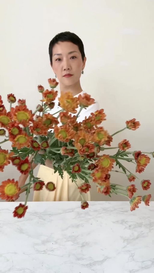 Fighting with your mum? We all do. Here’s the best way to deal with them 😅
- Clean off all those pesky leaves. 
- Take off the off-shoots from the bottom until you have about 3-4 top shoots left. 
- Save those off shoots and plug them in later. 

Love you, mum!

#mum #roses #flowerarrangement #flowers
