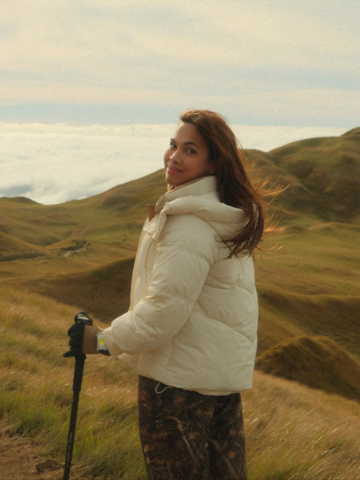 kaya ko pala… akala ko hindi.

Ang daming pagkakataon na nagdadalawang-isip ako sa sarili ko, iniisip ko na baka hindi ko kaya. Pero sa huli, lagi ko pa ring napapatunayan na kaya ko pala. Mt. Pulag, the third highest mountain in the Philippines, ang napili kong akyatin para sa pinakauna kong hike. Grabe, habang paakyat ako ang dami kong na-realize. Isa na doon ang katotohanang wala talagang madaling daan papunta sa mga pangarap mo. Kailangan mo talaga itong pagtrabahuhan, at ikaw lang ang tunay na nakakaalam ng pagod at sakripisyong kailangan mong gawin para maabot yun.

Oo, hindi siya magiging madali at sobrang nakakapagod, minsan parang susuko ka na. Pero pag narating mo na yung tuktok, nawawala lahat ng bigat. Kasi alam mong pinaghirapan mo yun. Alam mong kahit pagod ka na, nagpatuloy ka. Hindi ka sumuko. At ganon din dapat tayo sa totoong buhay, kahit gaano kahirap, kahit gaano kalubak ang daan, basta hindi ka sumusuko, maaabot mo rin ang paroroonan mo. Hindi siya magiging madali… pero worth it siya. ✨💛🌄☁️