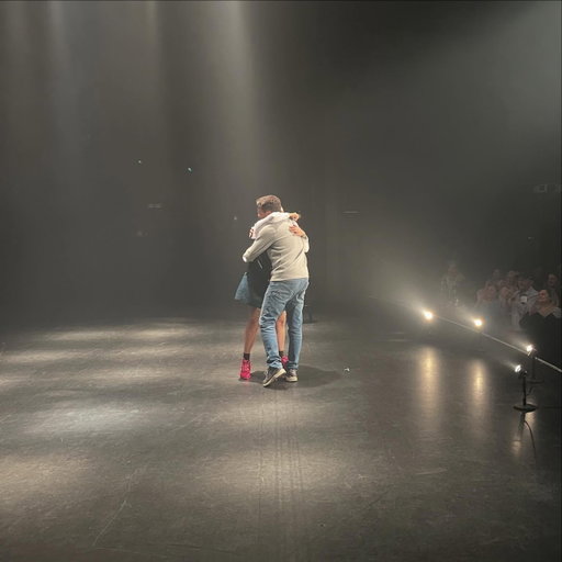 Cette photo représente tout l’amour que je porte pour cet humain. Hier, c’était ma première à Québec, sa ville natale. Les gens l’ont accueilli comme si c’était son show à lui. J’ai eu la chance de partager sa vie et son intimité pendant 7 années, houleuses , mais ô combien nécessaires. Alex, c’est un gars qui vient chercher au plus profond de mon être tout ce qui confronte mes certitudes. Un coeur d’humain. Une tendresse d’ami. Un copain merveilleux. Un co-auteur dédié. Je t’aime. Plus que jamais. Nos deux enfants canins sont la somme de nous deux : mal engueulés et imparfaits. Je nous souhaite encore plusieurs vies à se chicaner en riant, parce que sinon, je meurs de plate. @alex_barrette