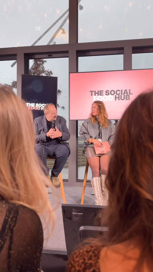 Falls ihr euch fragt, wo Content Creator, Köchinnen und Köche zusammenkommen – gestern waren ne Menge davon in Hamburg! ☺️✌🏻
@nadine.rosenkranz und @johann.lafer haben zum STARCOOK-Event @starcook.official THE SOCIAL FOOD HUB ins foodlab @we.are.foodlab in die Hafencity eingeladen 
Moderiert von Sebastian E. Merget @sebastianmerget gab es eine mitreißende Social-Media-Keynote von Carsta Maria Müller @carsta_maria von @babygotbusiness. Dazwischen immer wieder leckeres Essen vom Hamburger Restaurant Jellyfish @jellyfishhamburg, Creator-Talks mit @crispyrob, @15minutenrezepte, @kemalueres und @einfachtasty, einen Spitzenküchentalk mit @clarahunger_, @marco_mueller_rutz, @matthias.gfroerer, @robin_pietsch_ und @hannes_am_herd, außerdem leckeren Kaffee von elbgold @elbgoldkaffee, geniale Drinks von BITE @bitedrinkofficial_de, einen großartigen Austausch und, na klar, Küchenparty mit DJ und Dessert 🥳
Ein toller Tag in Hamburg mit @christina.becher @house_no_15 @tarikrose @_katja.baum @paulcooks.de @julianruffner und vielen mehr – ich freu mich schon aufs nächste Mal! 🙌🏻