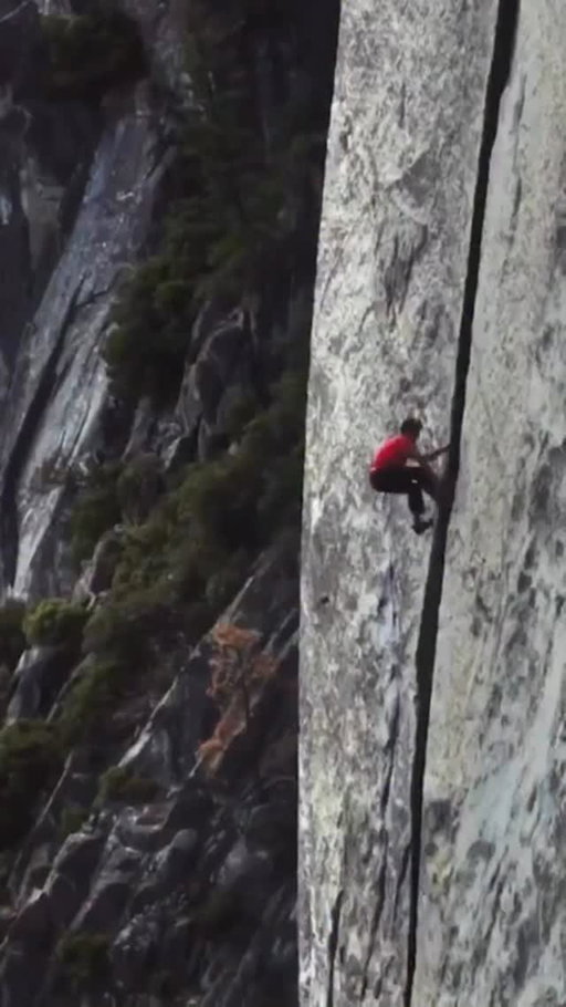 @alexhonnold doing what he does best…

Yosemite, CA

@thenorthface