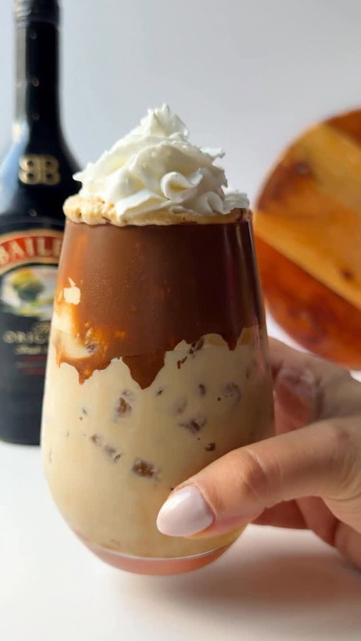 I made the creamiest Whipped Baileys Coffee and wow… this is dangerously good 🤎✨

Recipe :
• Add 1 tbsp instant coffee
• Add 1 tbsp sugar
• Pour 3–4 tbsp hot water
→ Whip directly in the glass until thick and fluffy

Then add:
• 1 shot Baileys
• Ice
• Milk
• Whipped cream on top

• (Optional) Spread Nutella inside the glass before starting 🤎🍫

#whippedcoffee #dalgonacoffee #icedlatte #baileysirishcream #coffeegirl #reelsinstragram #instantcoffee #reelsvíral #icedlatte #reelsinstagaram