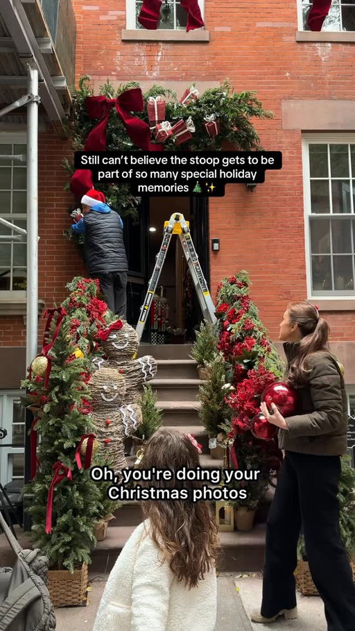 I’ll never get over people using the stoop for their holiday photos! It’s the sweetest thing. 🥹❤️🎅🏻

Thank you for stopping by 😘📸🚕