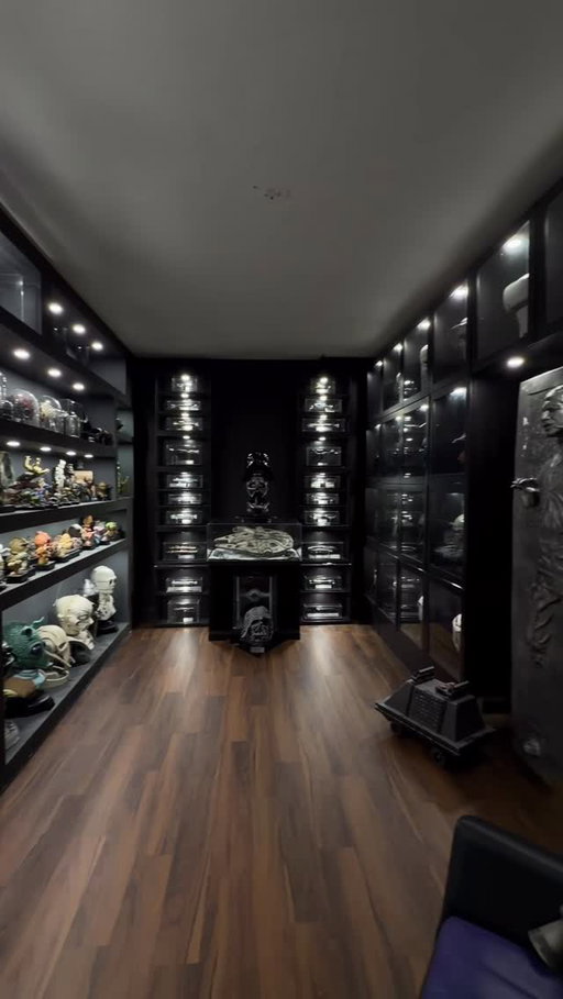 A little upgraded Star Wars collection room ✨

#starwarscollection #starwarsprops #starwars #starwarshelmet #lightsabers #starwarsmodels #collectionroom #collection #starwarscollector