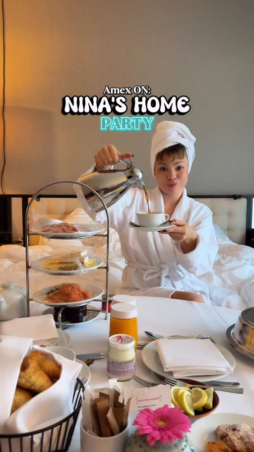 anzeige: Nach Nina Chubas Tourabschluss in Berlin ging es direkt zu Amex ON: Nina‘s Home für die wahrscheinlich legendärste „Homeparty“ des Jahres 🕺

Wildberry Lillet-Bar, Hair Touch-Up mit Ninas Stylistin (@soulfeeda), personalisierte Hausschuhe & natürlich Nina selbst 🫶🏼 kann diesen Fiebertraum noch gar nicht richtig glauben haha deswegen hier der morning after Debrief im Hotelbett! 🧖‍♀️☕️
 
#homeparty #AmexON #mitAmex #ninachuba
