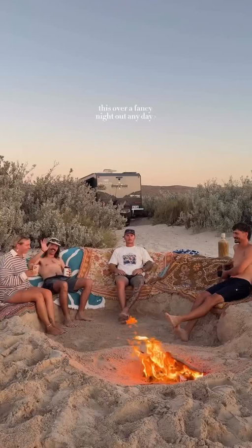 @caraghvanleen camped their way through Australia — beach fires and endless laughs under the southern sky 🇦🇺⛺️✨ Tag your favorite adventure crew! 

📌Things to Know Before You Go:
-Always check fire restrictions before lighting a campfire.
-National park sites book out fast — plan ahead!
-Bring plenty of water and sun protection.
-Stay up late — stargazing in the Aussie outback is next-level magic.

📍Australia