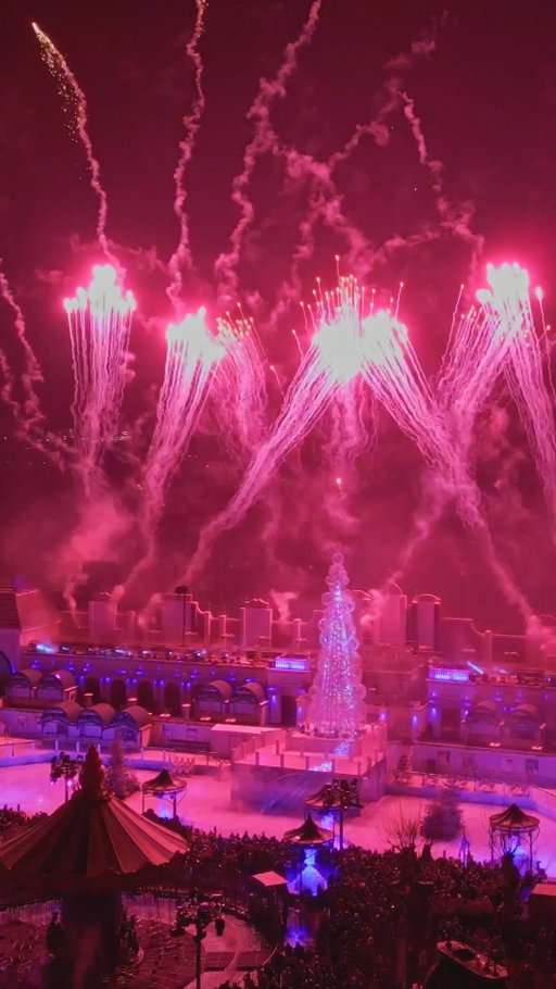 When the first notes fill the winter air and your heart literally jumps for joy 💓 – that’s Magic Symphony 🎆✨
A show packed with magic, sparkling lights, and goosebumps you won’t forget 😍
Who do you have to experience the best show* with? ♥️❄️

🇩🇪 Wenn die ersten Töne die Winterluft erfüllen und dein Herz vor Freude hüpft 💓– das ist Magic Symphony 🎆✨ Eine Show voller Magie, Lichterglanz und Gänsehaut, die dir noch lange in Erinnerung bleibt.😍
Wer muss die beste Show* mit euch zusammen erleben? ♥️❄️

#Wintertraum #MagicSymphony #Phantasialand
*Parkscout Publikums Award 2024/2025