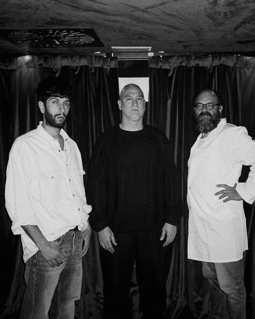 Tremendo junte de mastodontes @kaseo_real @ignatius_farray gracias por formar parte de ‘El Interiorista’.

“El desastre ya está hecho
Cincuenta años sin lógica ninguna
Invirtiendo en la pérdida
Para comprarme el terreno que yo quería
Donde pueda crecer mi higuera
De ramas retorcidas y contrahechas
Y con el tronco atrofiado
Como el de un contorsionista
Higueras como hogueras
Que den sombra y fuego
Y que te digan que la vida
Te puede joder la vida”

Ignatius Farray

Con la música de @juligiuliani_oficial 
Saxo y arreglos de percusión: @escandaloso_xposito 
Bajo: @mabreezee 
Arreglos: @nicomiseria 
Mezcla y foley: @inner_cut 
Máster: @vacuummastering 
Fotos: @claudio__rivero 
Diseño gráfico: @manu_arza_ 
Un cortometraje codirigido por @alvar_alonso , @jorgerpreciado , @claudio__rivero , @carmina90s @cachi.richi.films 
Dirección de fotografía : @alvar_alonso @jorgerpreciado 
Etalonaje: @alvar_alonso 
Edición y VFX: @cachi.richi.films 
Management: @taste_the_floor 
Agradecimientos vestuario @28vintagemadrid 
Mimo: @seter5 
Máscara: @jaro7.91