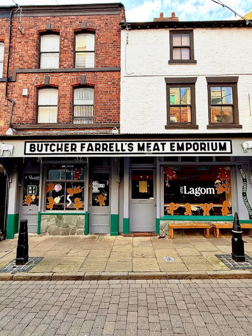 Ormskirks famous for Gingerbread! Gang of Little ginger fellas raiding the joint @butcherfarrell & @lagombakery_ 
.
.
.
.
.
#windowart #christmaswindow #doodle #mural #christmasdecor #gingerbread #ormskirk #streetart #butcher #baker