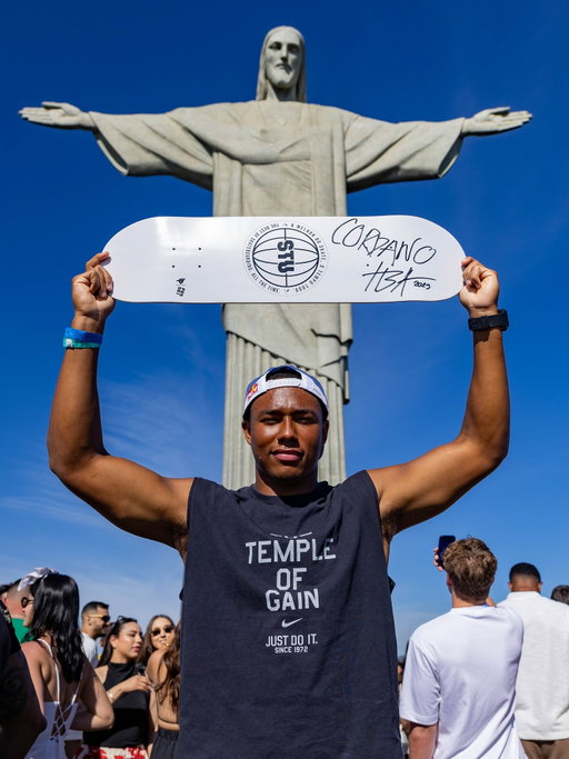 🇧🇷 Durante a programação da STU no Rio, o Santuário Cristo Redentor recebeu a visita do skatista canadense Cordano Russell, atleta de Street e finalista das últimas Olimpíadas na França. 

Ao final, o atleta doou um shape assinado para o acervo do Santuário, reforçando o diálogo entre esporte, cultura e patrimônio.

🇺🇸 During the STU events in Rio, the Christ the Redeemer Sanctuary welcomed Canadian skateboarder Cordano Russell, a Street athlete and finalist at the last Olympics in France.
Before leaving, he donated a signed deck to the Sanctuary’s collection, strengthening the connection between sport, culture and heritage.

📷: Guilherme Silva | Santuário Cristo Redentor